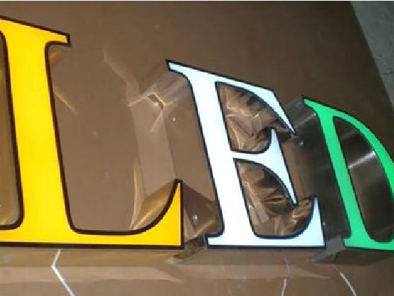 修武介绍LED招牌的基础知识。